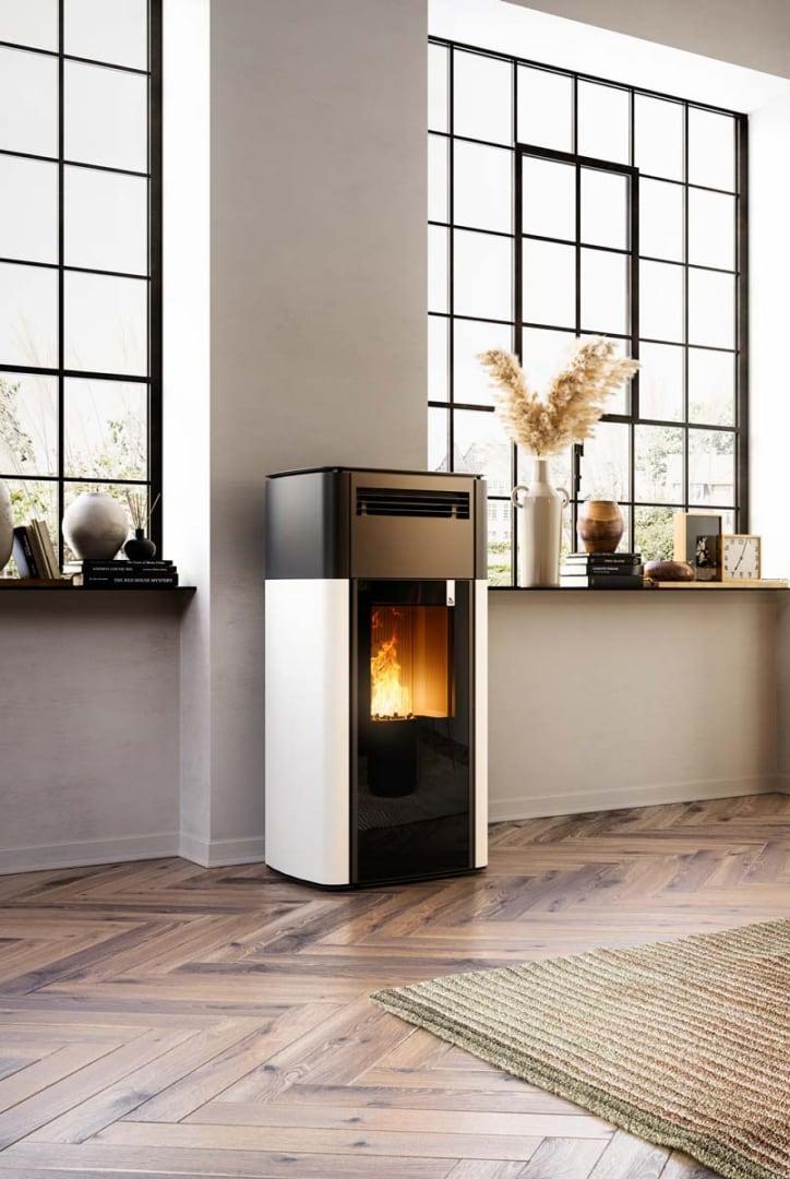 Vue du poêle Split de Girolami avec design compact, grandes vitres et système de ventilation intégré pour une performance optimale
