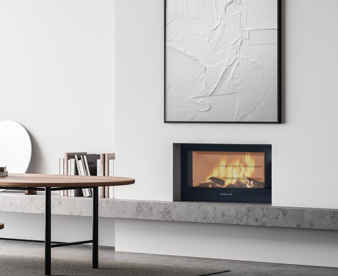 Insert Vision de Girolami dans un salon élégant, combinant technologie de combustion FOR et design épuré pour une chaleur homogène et respectueuse de l'environnement