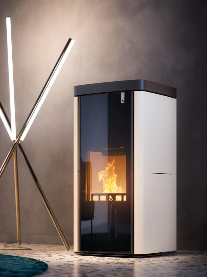 Salon moderne équipé du poêle hybride hydro SOFT de Girolami, combinant design élégant et technologie avancée pour une chaleur optimale